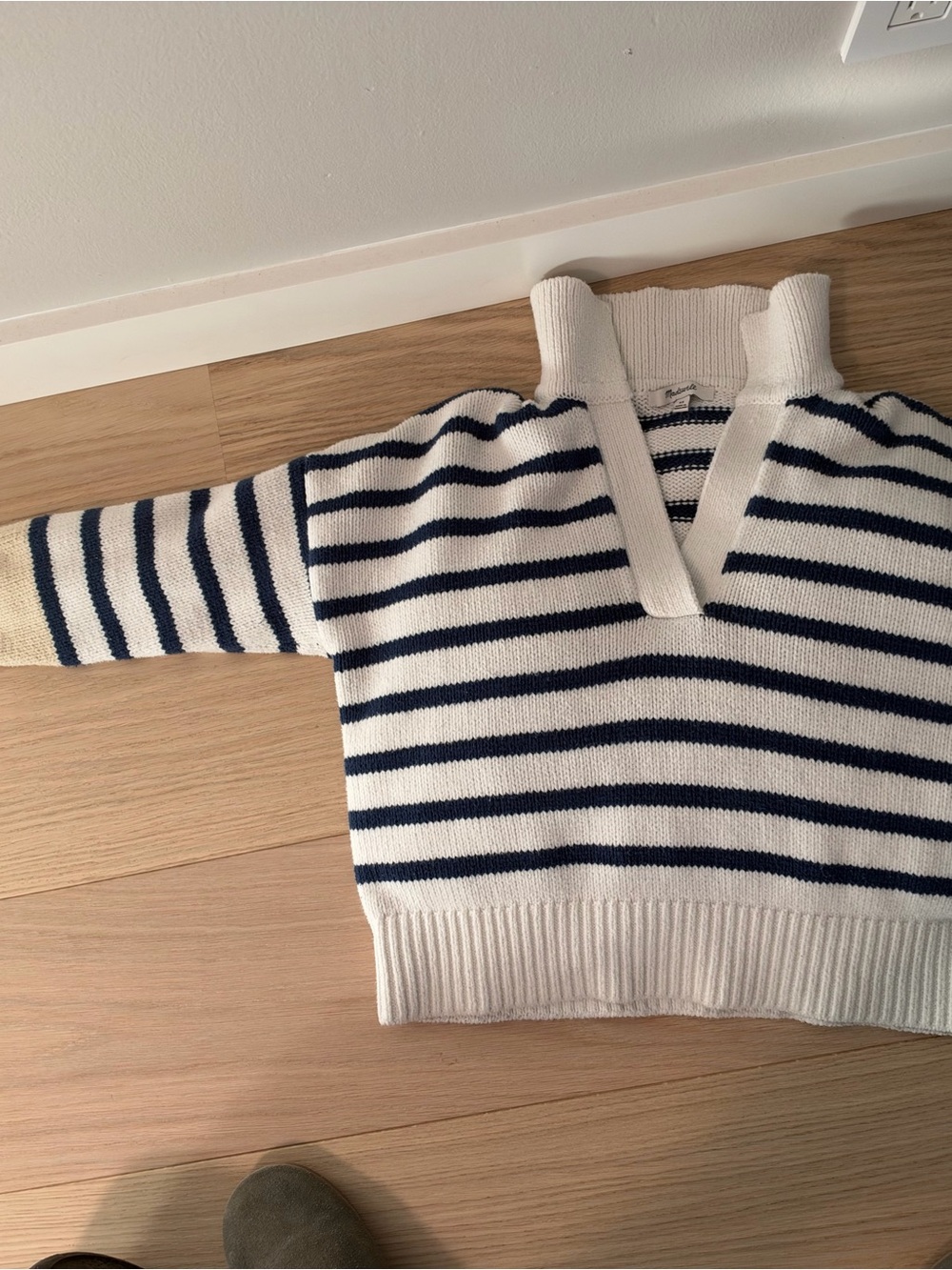 Madewell White & Navy Striped V-Neck Pullover Sweater